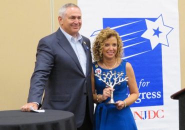 Wasserman Schultz gets hero&rsquo;s welcome from Jewish Democrats for fixing it for Hillary