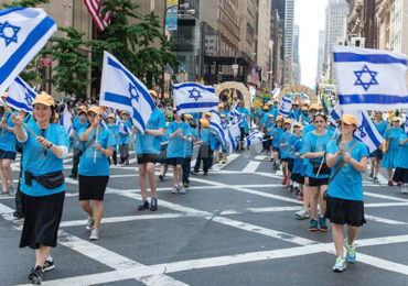 Thousands of New York Jews Demonstrate their Single Loyalty in Public