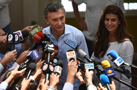 BUENOS AIRES, ARGENTINA - NOVEMBER 22: Mauricio Macri Presidential Candidate for Cambiemos joined by his wife Juliana Awada speaks to the press during runoff elections on November 22, 2015 in Buenos Aires, Argentina. (Photo by Amilcar Orfali/LatinContent/Getty Images)